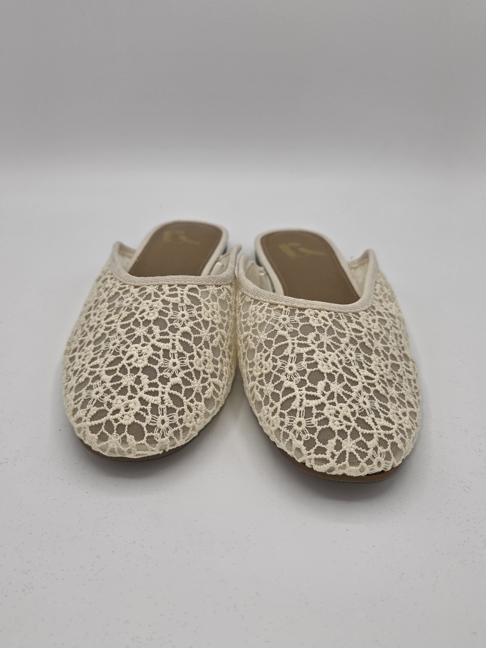 NWOT Report 7.5 Wide Cream Lace Mule Flats Comfy Walking Vacation Lightweight